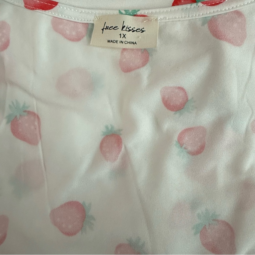 Free Kisses Women's Tank Top With Strawberry Print‎ Size 1X - Picture 6 of 6